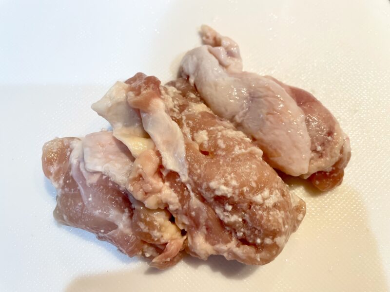 塩麹を塗り込んだ鶏もも肉